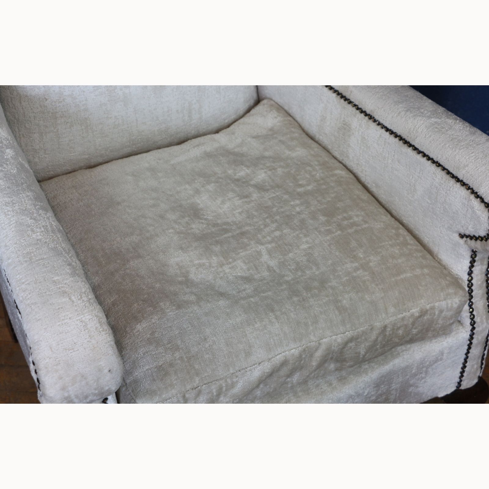 A Quality Georgian Style Velvet Upholstered Wing Arm Chair photo 460.0