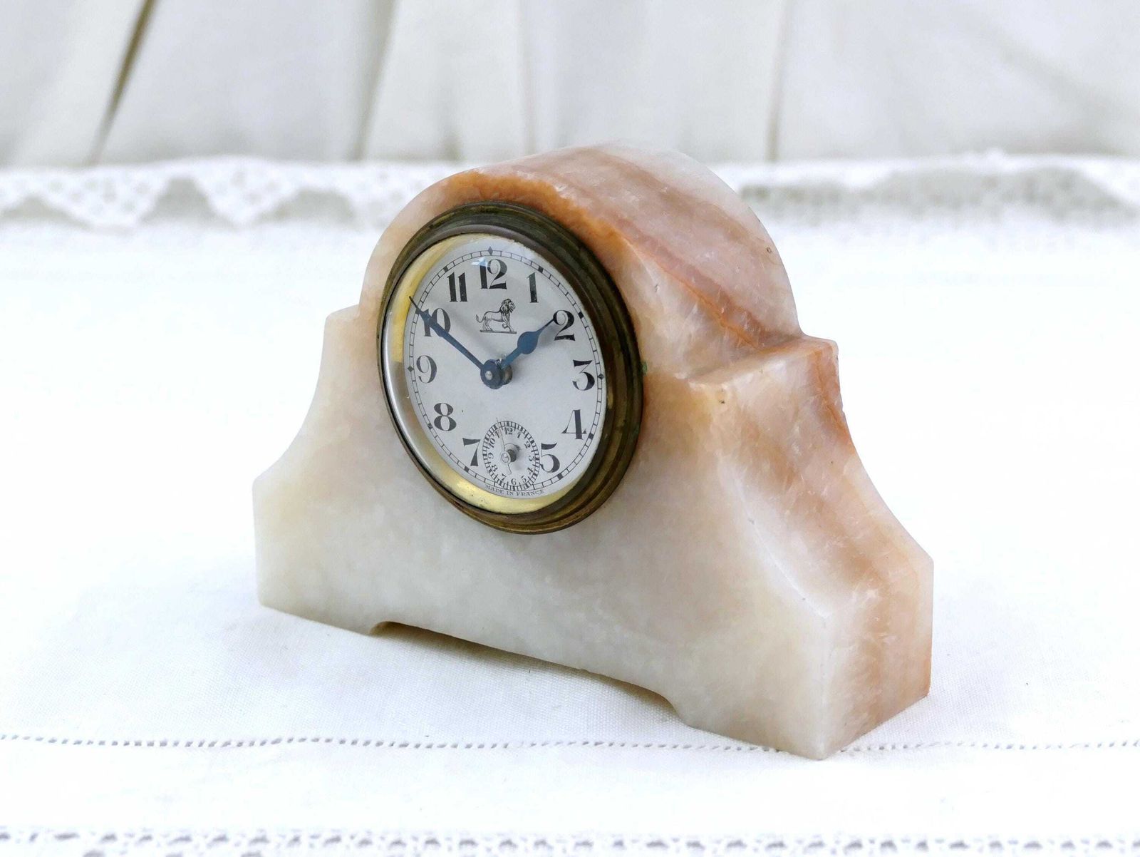 Small Antique Art Deco 1930s Peach Colored Veined Marble Stone Wind Up Mechanical Mantle Clock France In Need Of Repair, French Old Clock