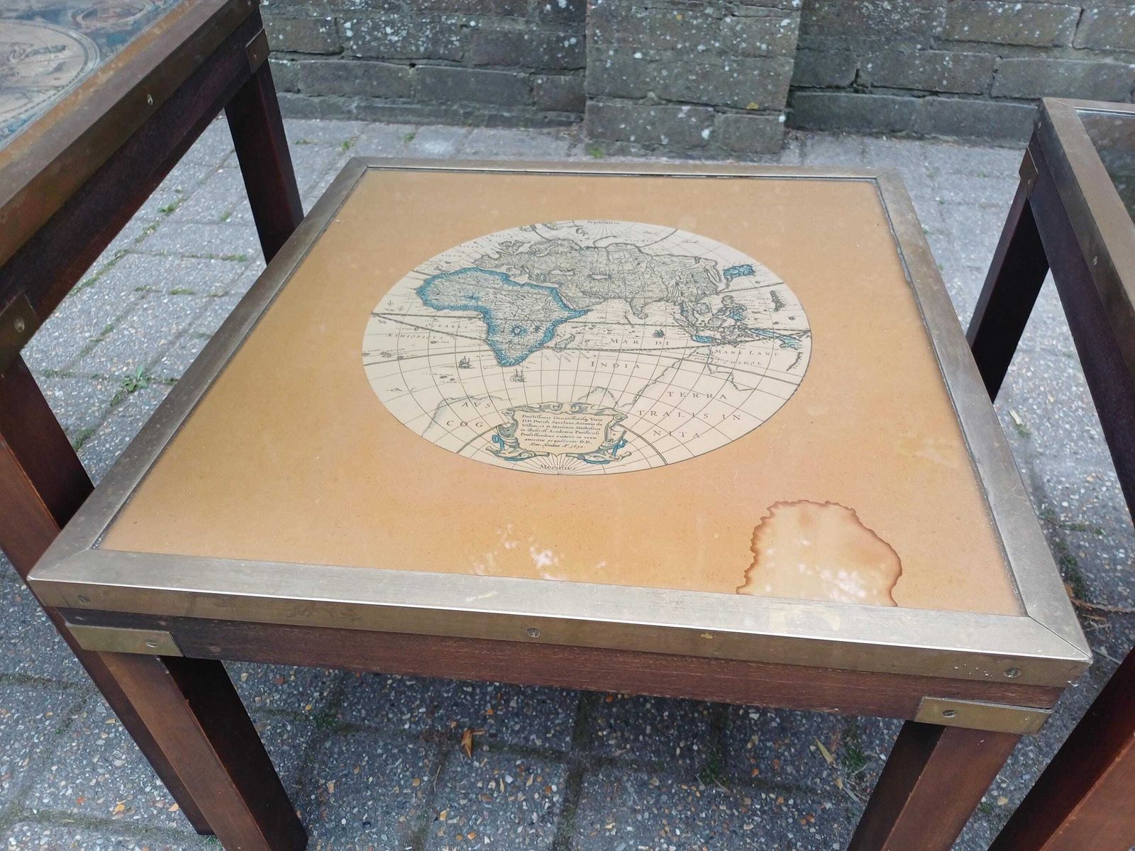 photo vintage Vintage 1980s Teak Brass Glass Nest Of 3 Map Tables Coffee Side Tables World Map Mid Century Style Retro Furniture