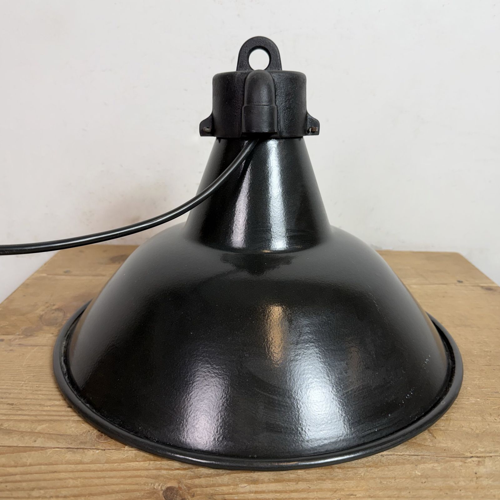 photo vintage Industrial Black Enamel Factory Lamp With Cast Iron Top, 1950s, 99x