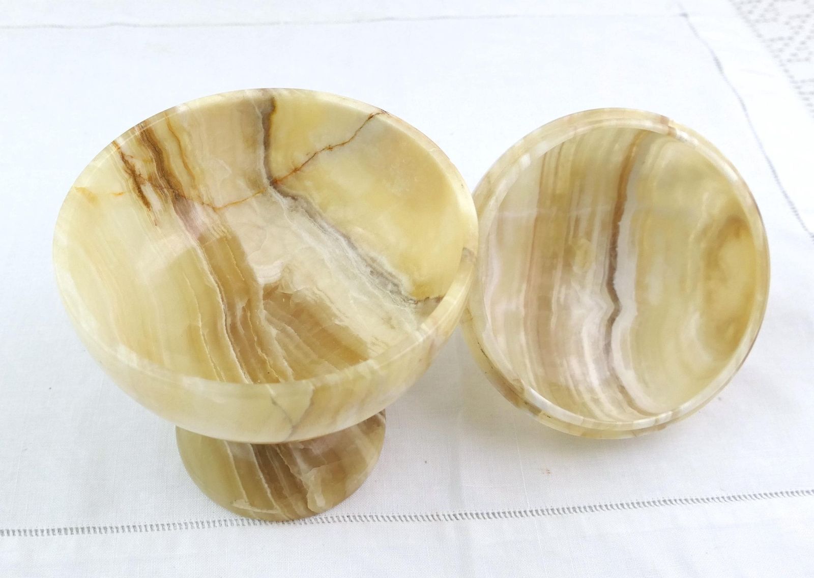 Grote vintage gesneden gepolijste geaderde onyx decoratieve sieradendoos op voetjes, grote retro stenen sierdoos met deksel in apothekersstijl photo buy