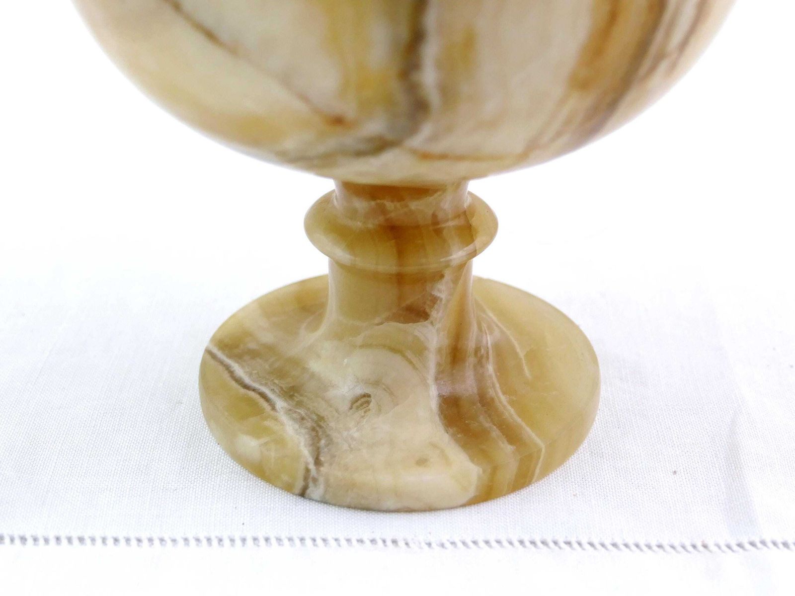 Grote vintage gesneden gepolijste geaderde onyx decoratieve sieradendoos op voetjes, grote retro stenen sierdoos met deksel in apothekersstijl photo vintage