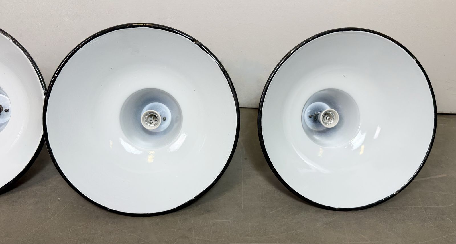 photo vintage Set Of 4 Industrial Black Enamel Pendant Lamps From Elektrosvit, 1960s, 49x