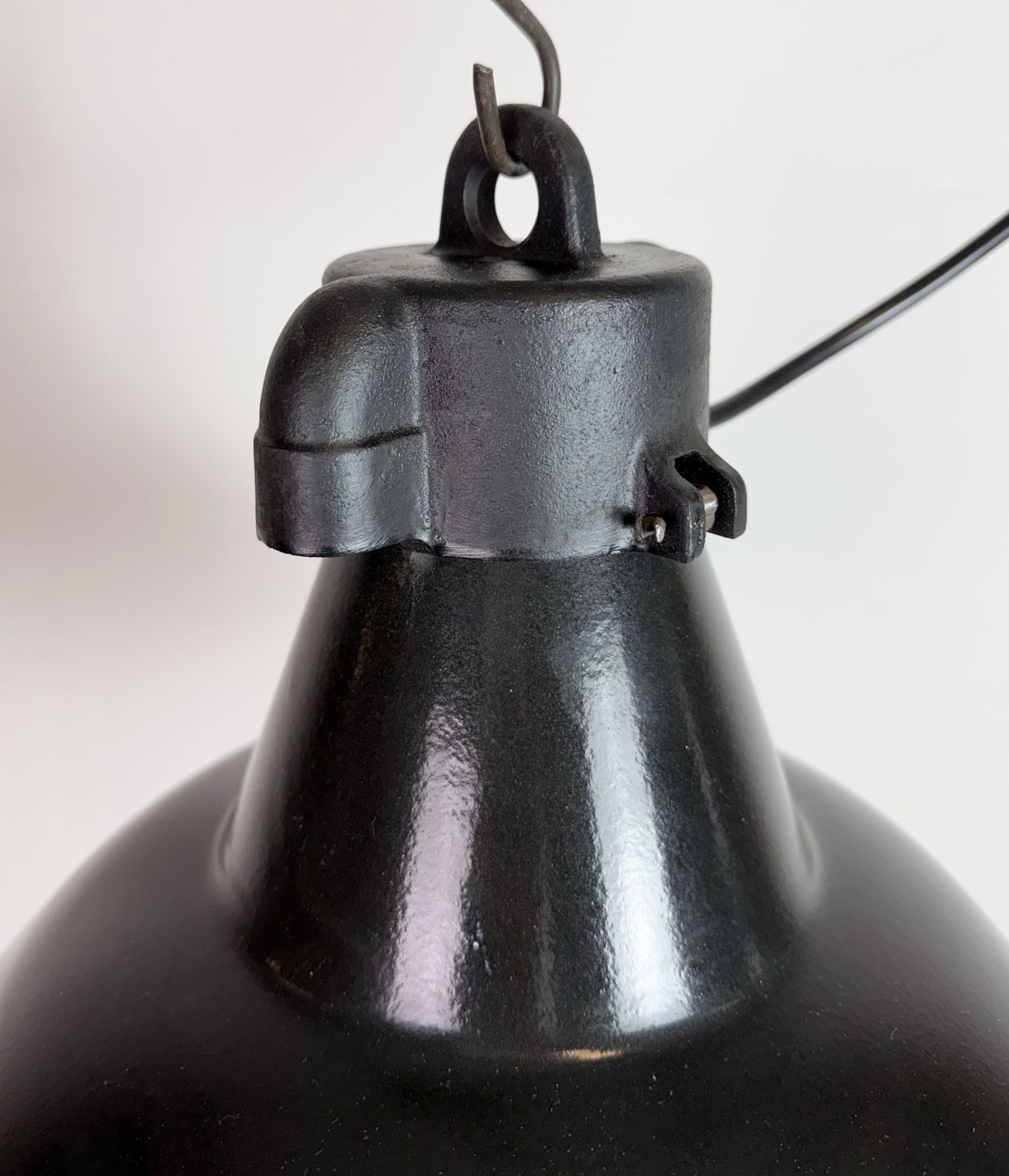 photo vinterior Set Of 4 Industrial Black Enamel Factory Lamps With Cast Iron Top, 1950s, 49x