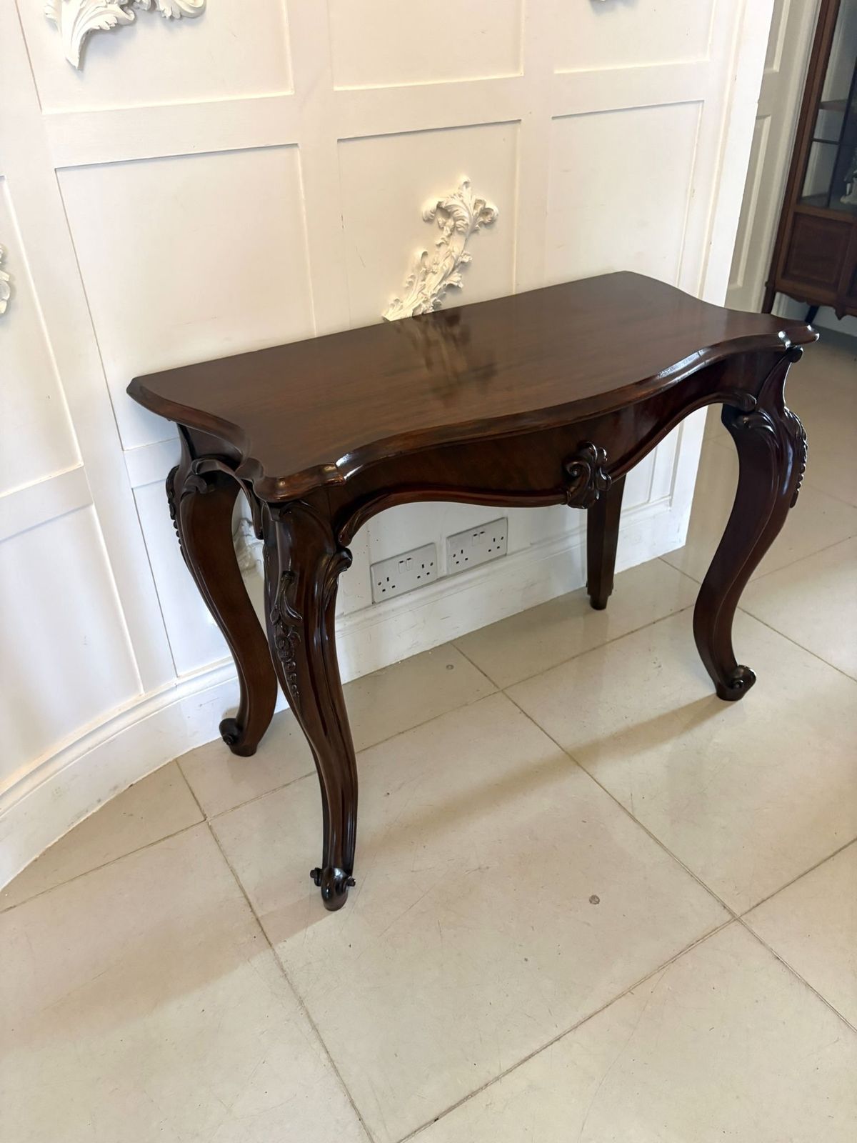 photo furniture Antique English 19th Century Mahogany Serpentine Hall Table
