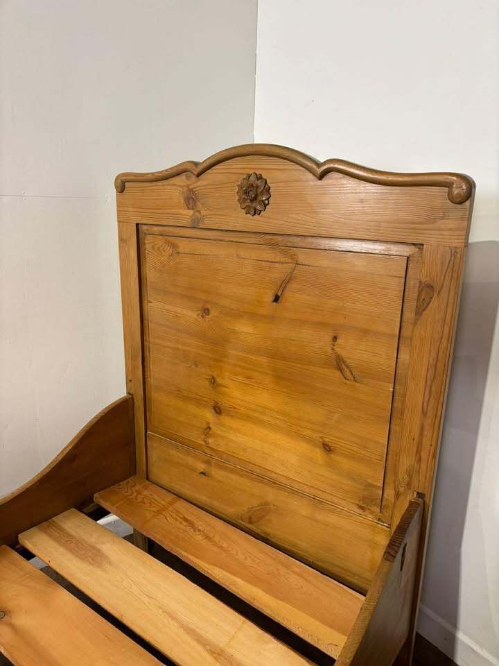 photo furniture Pair Of Victorian Pine Single Beds