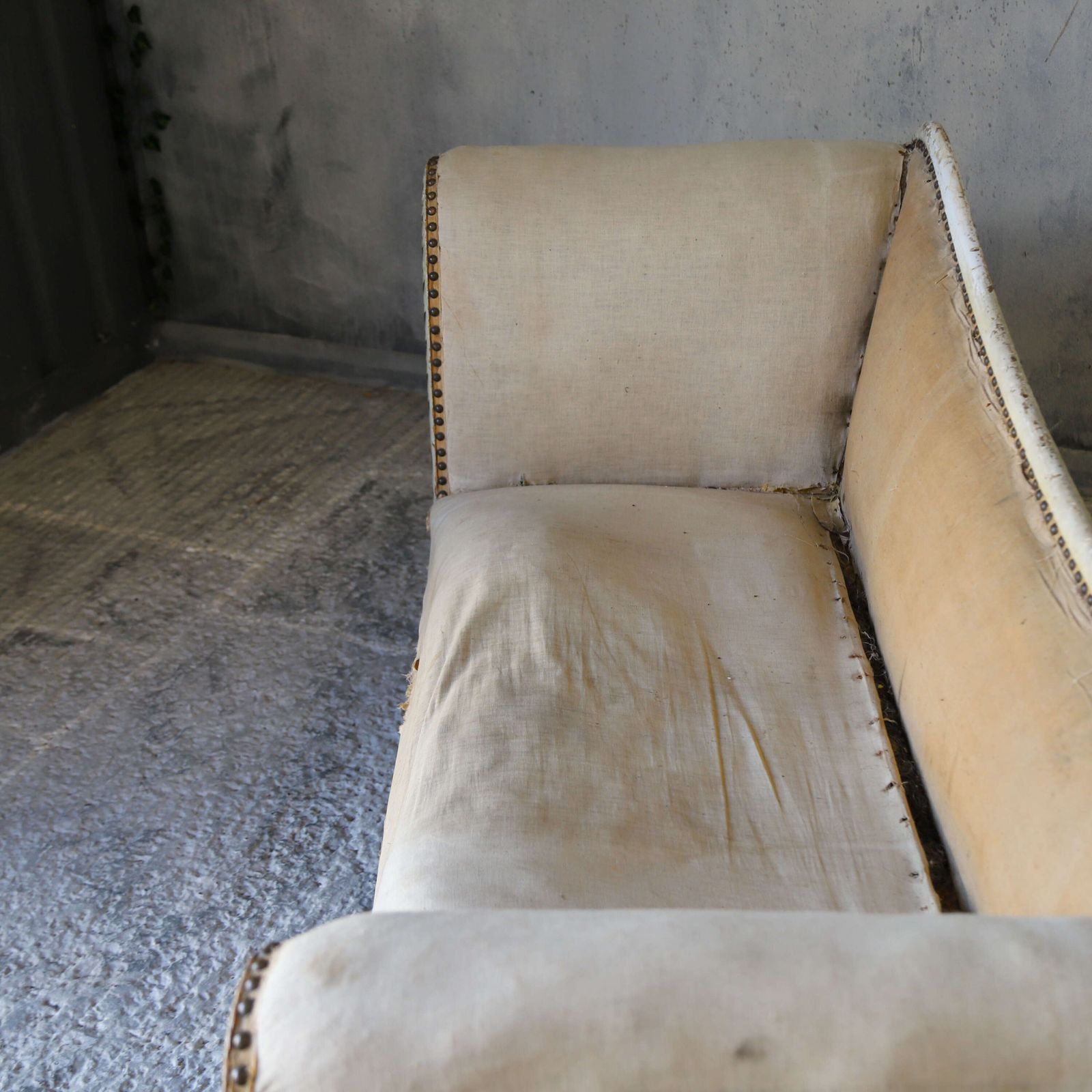 photo vinterior Original Condition 19th Century French Sofa Or Chaise   Lion Paw Feet, Restoration Piece