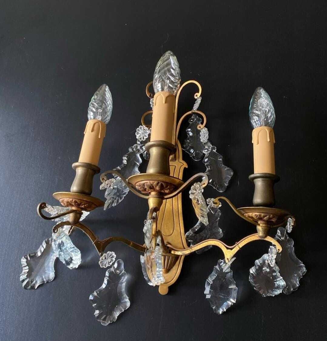 Duty Free USA. Paar antieke wandlampen met kristallen hangers uit Italië photo vinterior