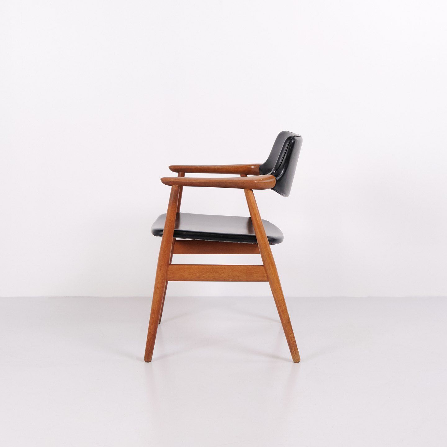 Set Of 6 Dining Chairs Model Gm11 In Teak And Black Leather By Svend Aage Eriksen For Glostrup Møbelfabrik, 1960s photo Furniture
