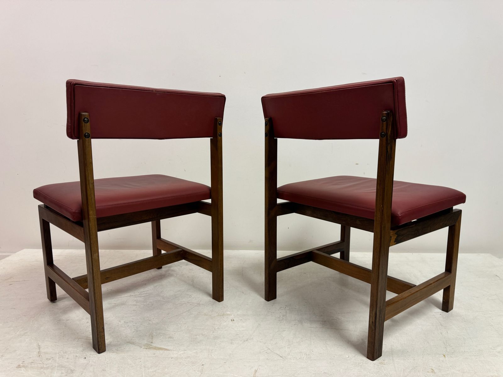 photo vintage Set Of Six Danish Wood And Leather Dining Chairs