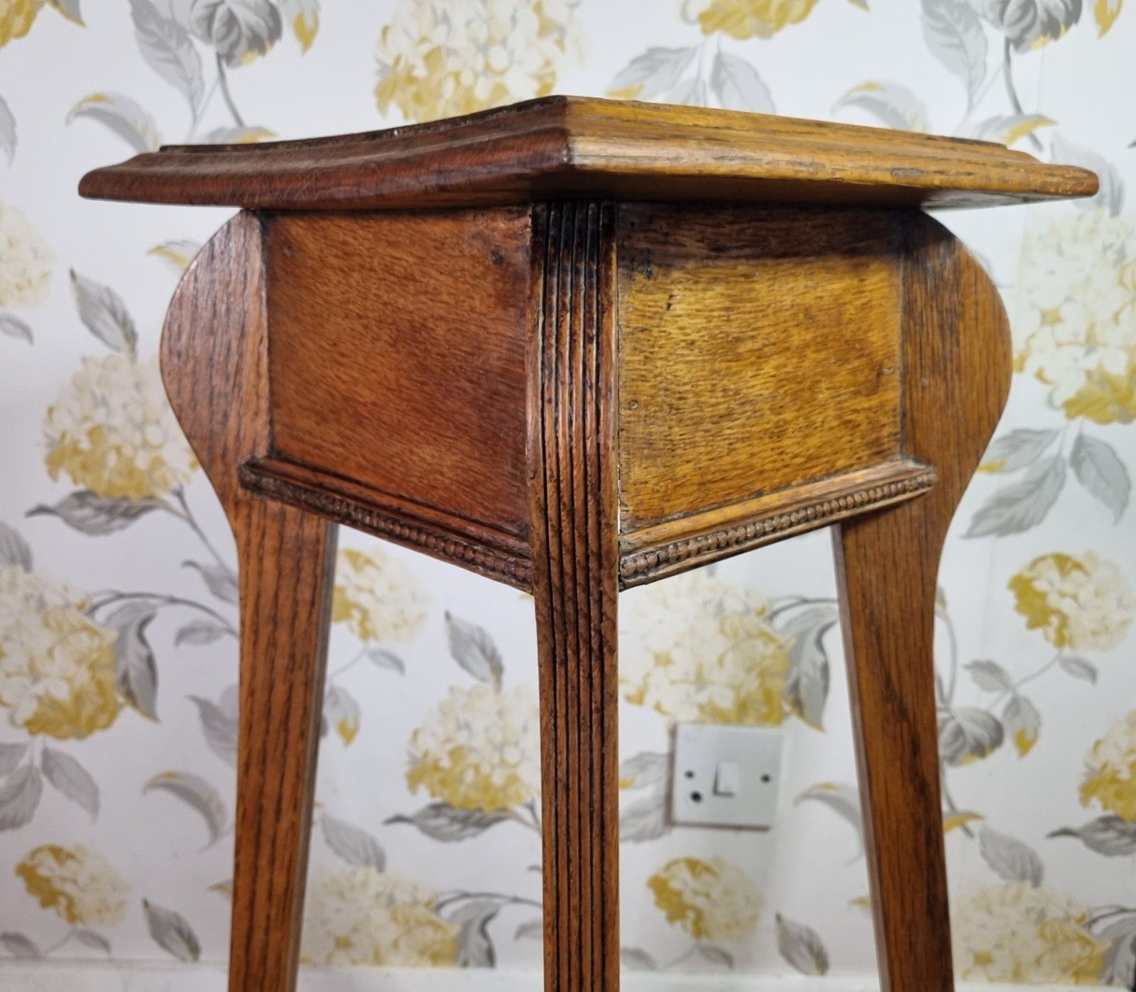 photo furniture Antique Arts & Crafts Plant Stand Torchere Golden Oak Reeded Legs 74cm Tall