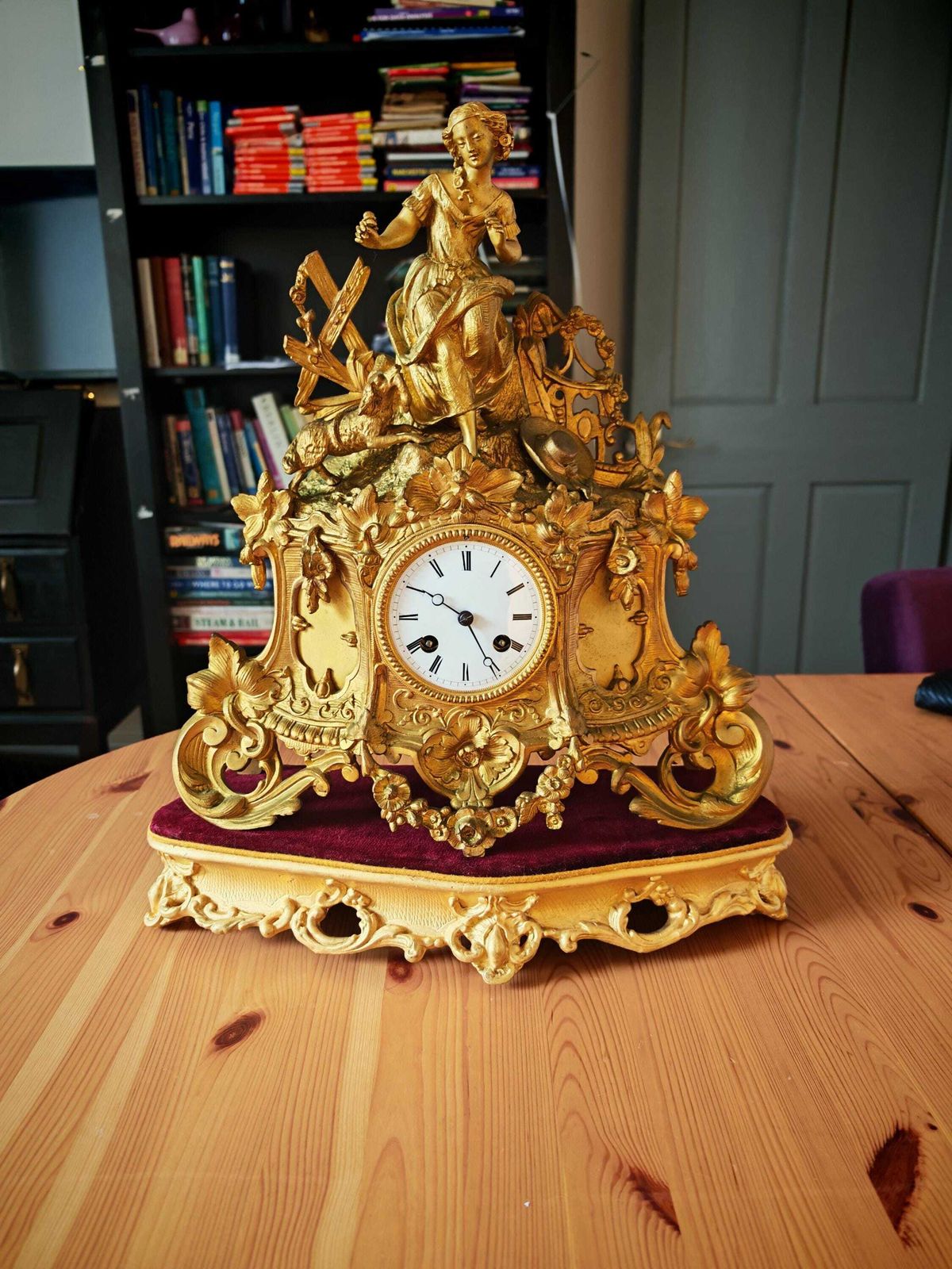 Pendule d'époque XIXe siècle en ormolu doré, socle en velours bordeaux, restaurée photo furniture