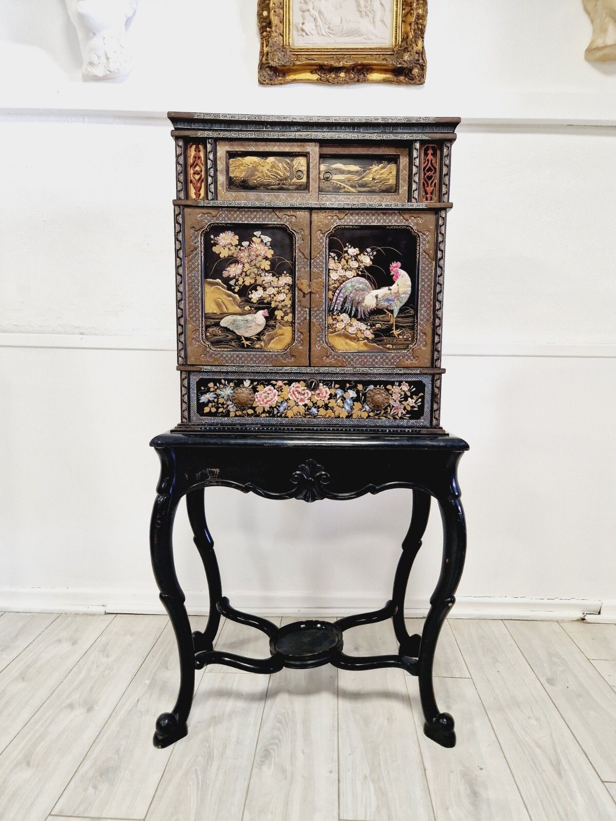 photo furniture Antique Japanese Cabinet 19th Century Lacquered Mother Of Pearl 1850