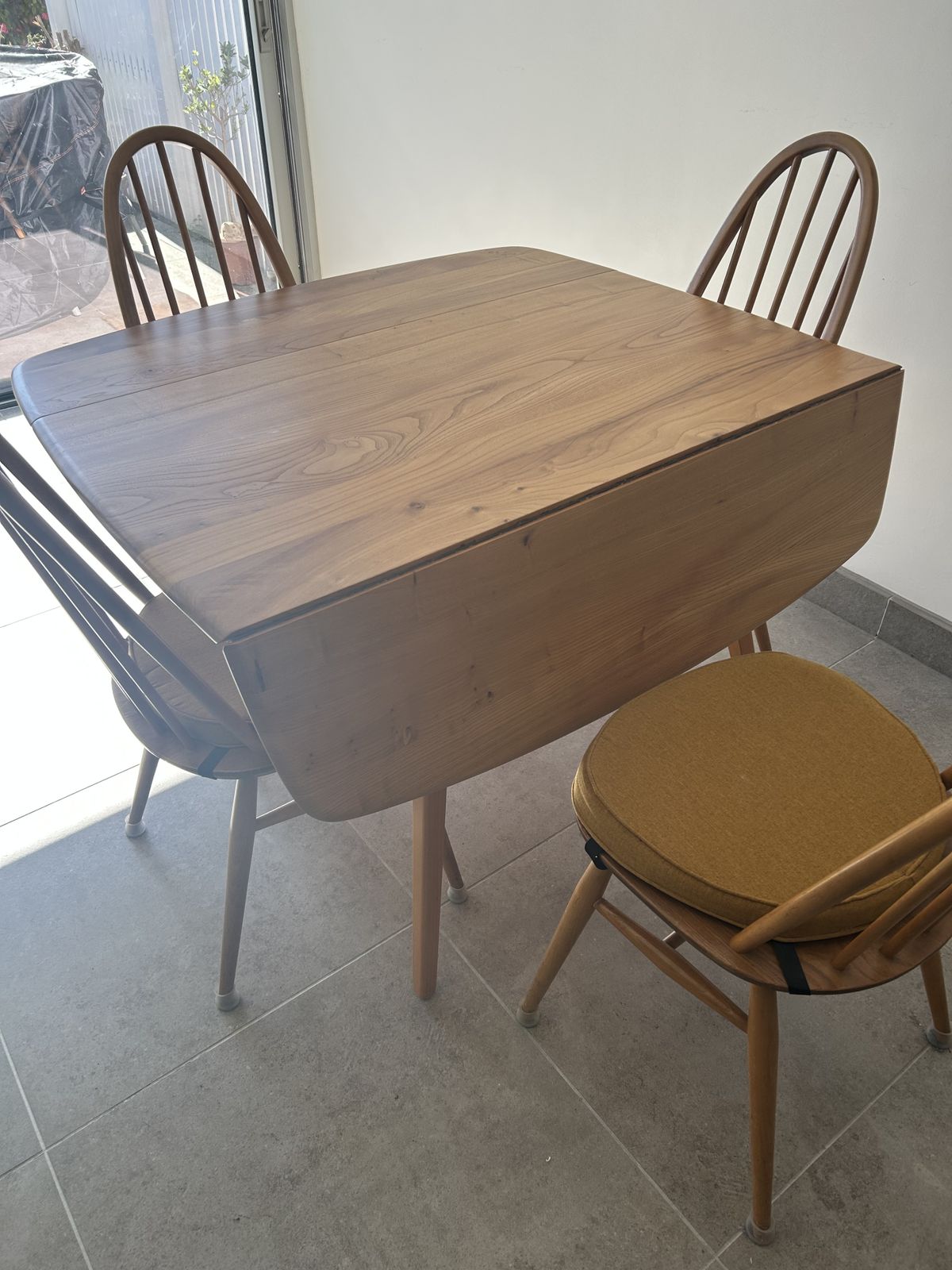 Stunning Ercol Dropleaf Table And 4 Windsor Chairs With Seat Pads photo furniture
