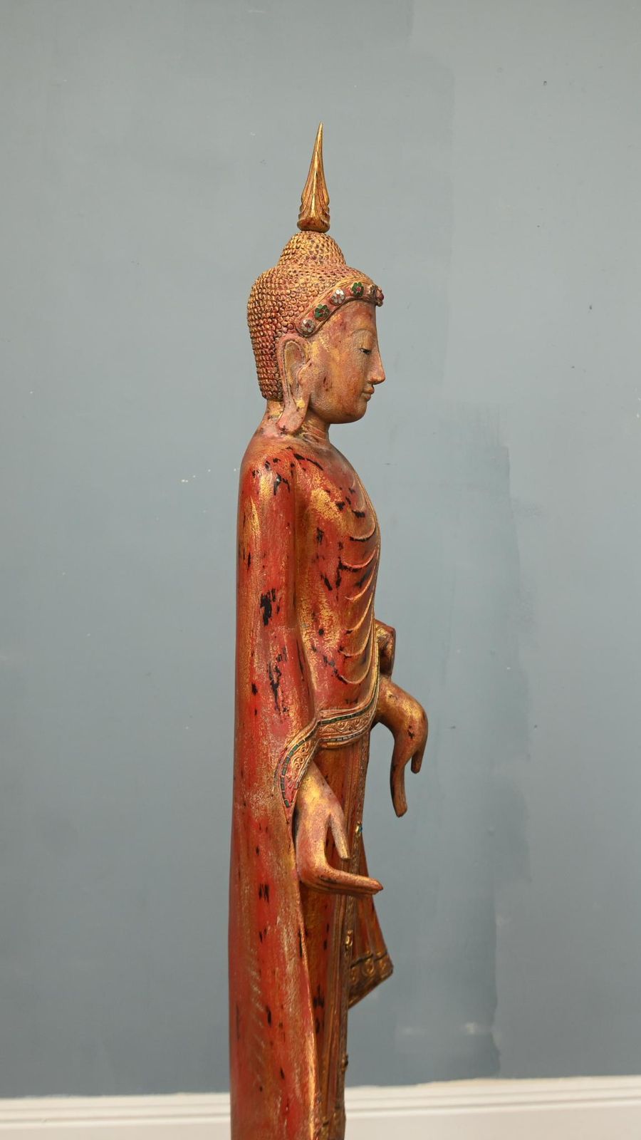 photo vintage Carved Standing Burmese Buddha Statue Buddhist Art Mandalay