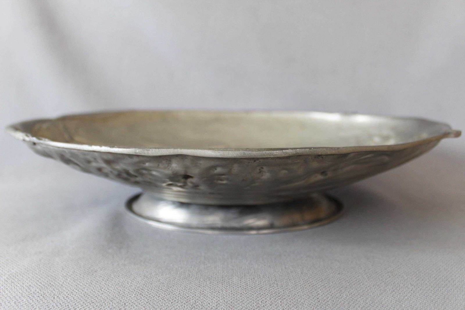 137.0 Extra Large Vintage Pewter Centerpiece Bowl, Etain 92% Erve, Embossed Style Art Nouveau, Iris, Flowers, Serving Tray, Fruit Bowl, 2.5 Kilos photo