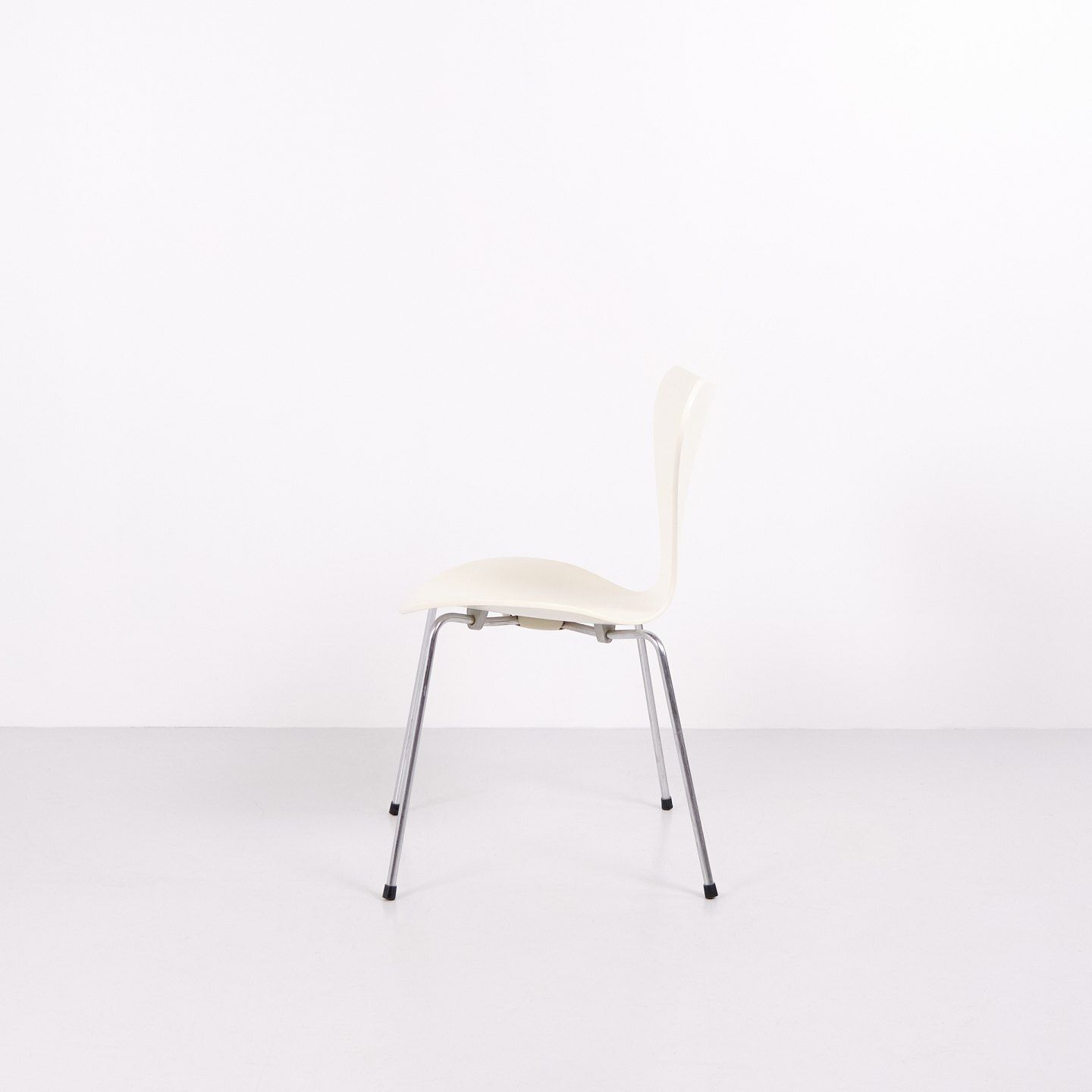 Set Of 6 Series 7 Chairs Model 3107 In White Lacquered Veneer With Chrome Frame By Arne Jacobsen For Fritz Hansen photo Furniture