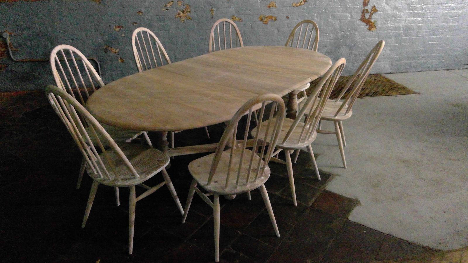 photo furniture A Good Set Of 6 Ercol Limed Elm Windsor Hooped Back Stick Chairs