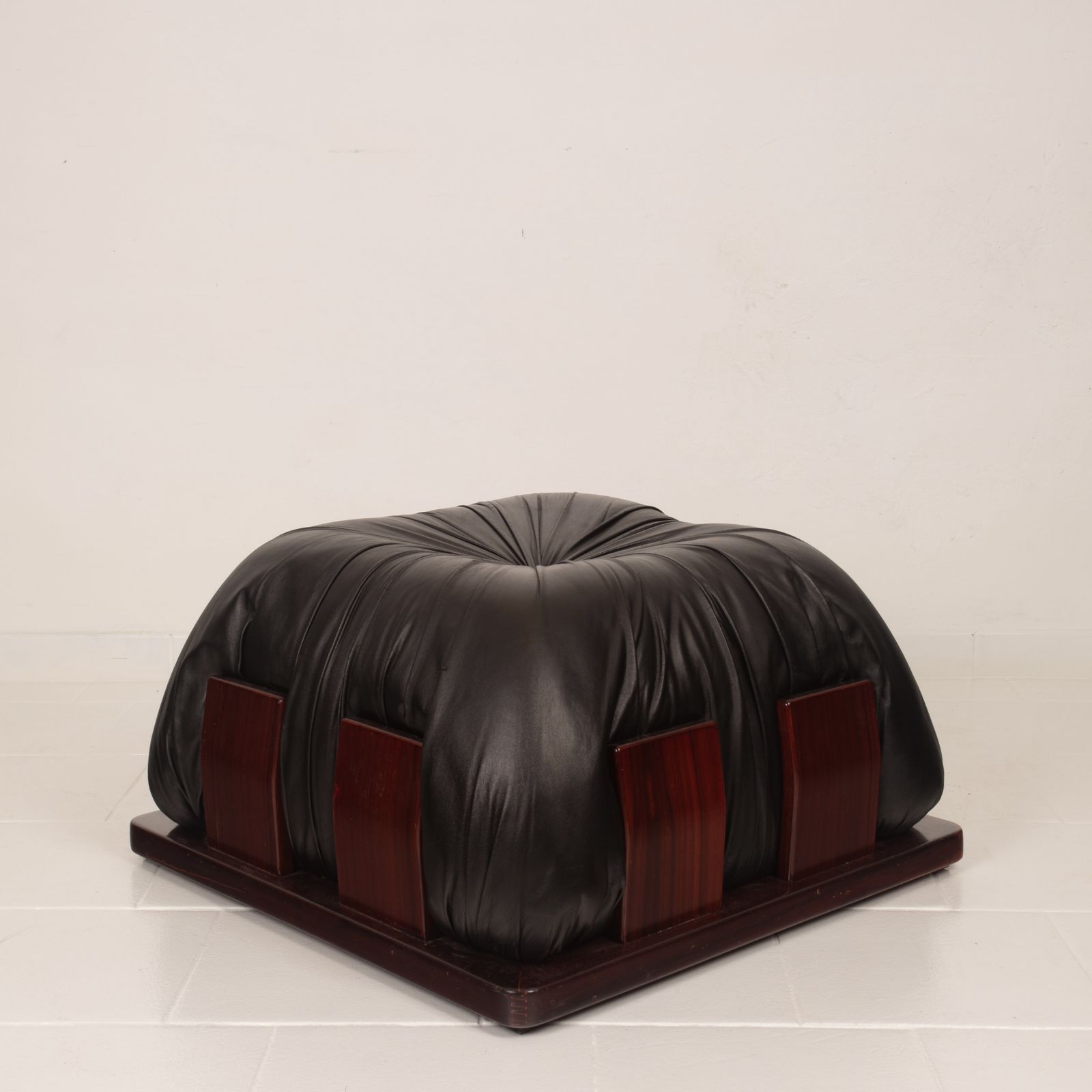 photo vintage Dragone Pouf In Leather And Padouk By Luciano Frigerio For Frigerio Di Desio.