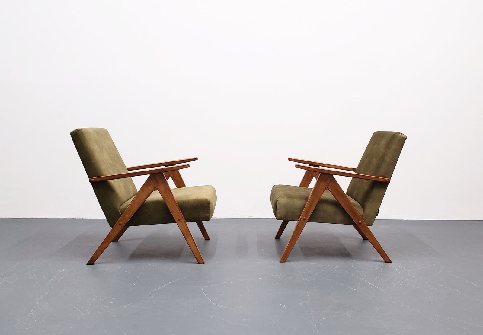 Mid Century Easy Chair Model B   310 Var In Forest Green Velvet photo Furniture