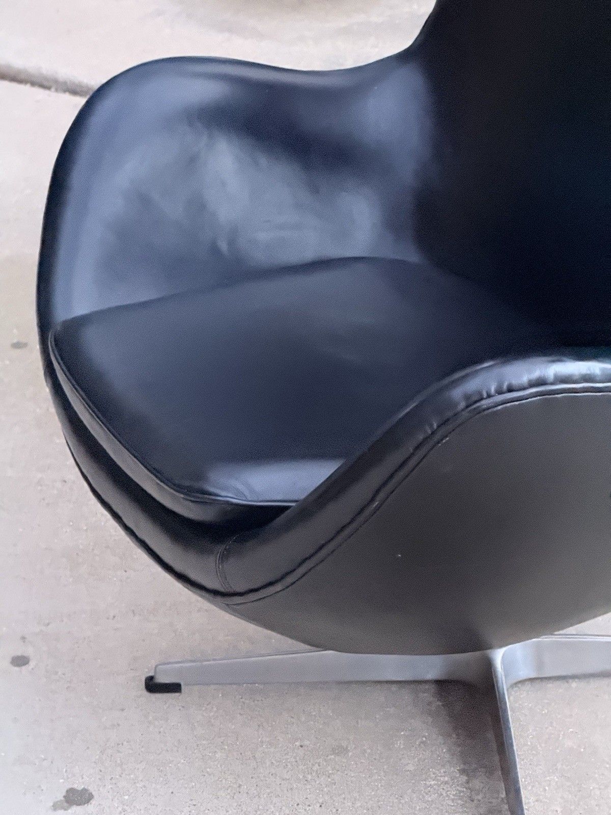 photo furniture Arne Jacobsen Egg Chair Model 3316 Fritz Hansen Style Swivel Lounge Chair.