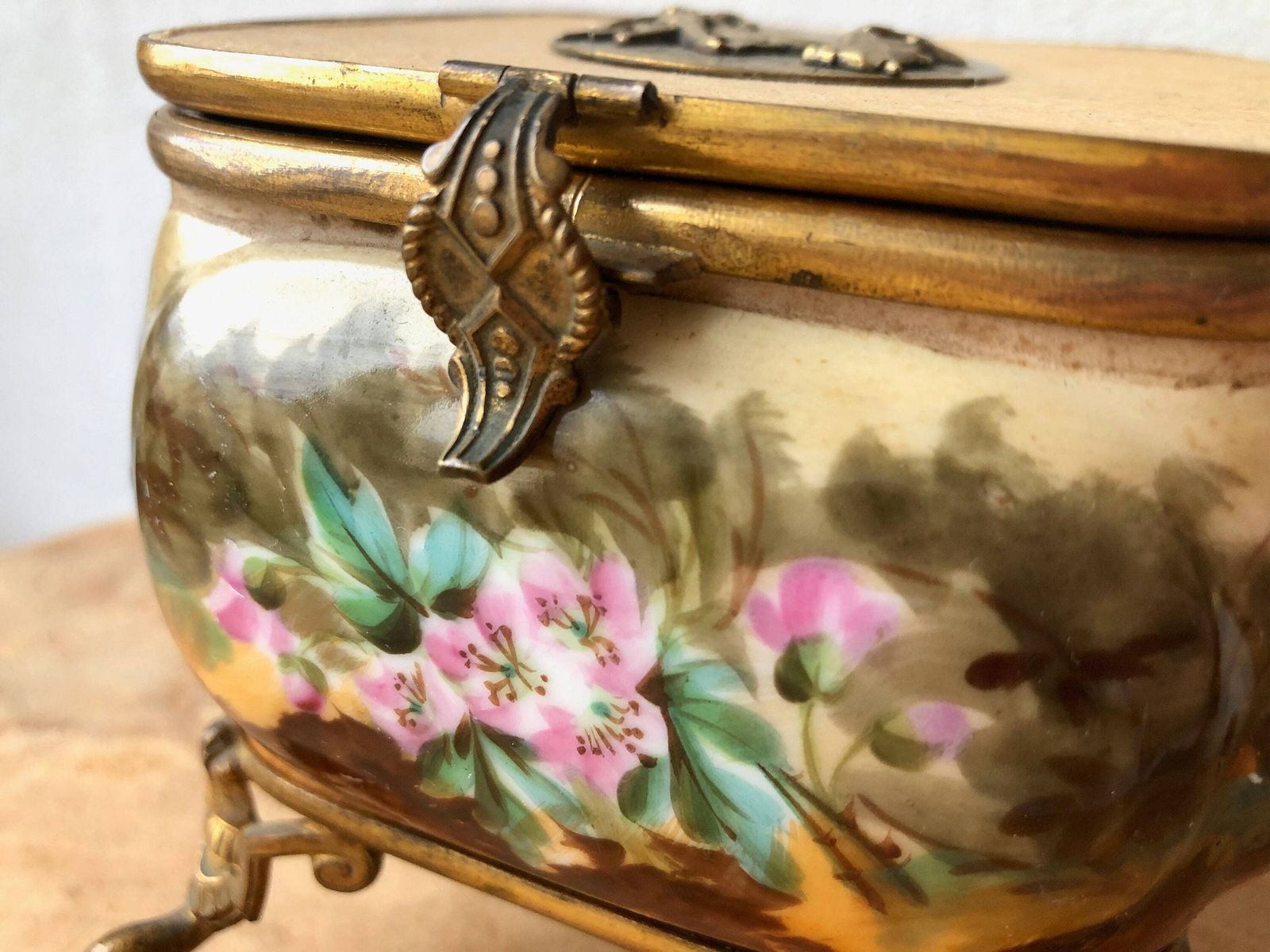 Antiek keramieken juwelendoosje, vintage Frans sieradendoosje photo furniture