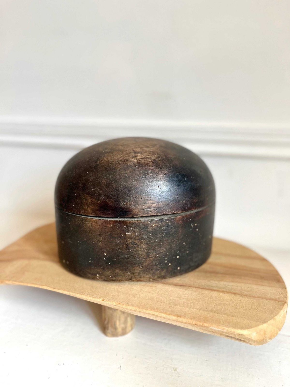 Forme à chapeau ancienne en bois, patine sombre - moule de modiste photo furniture