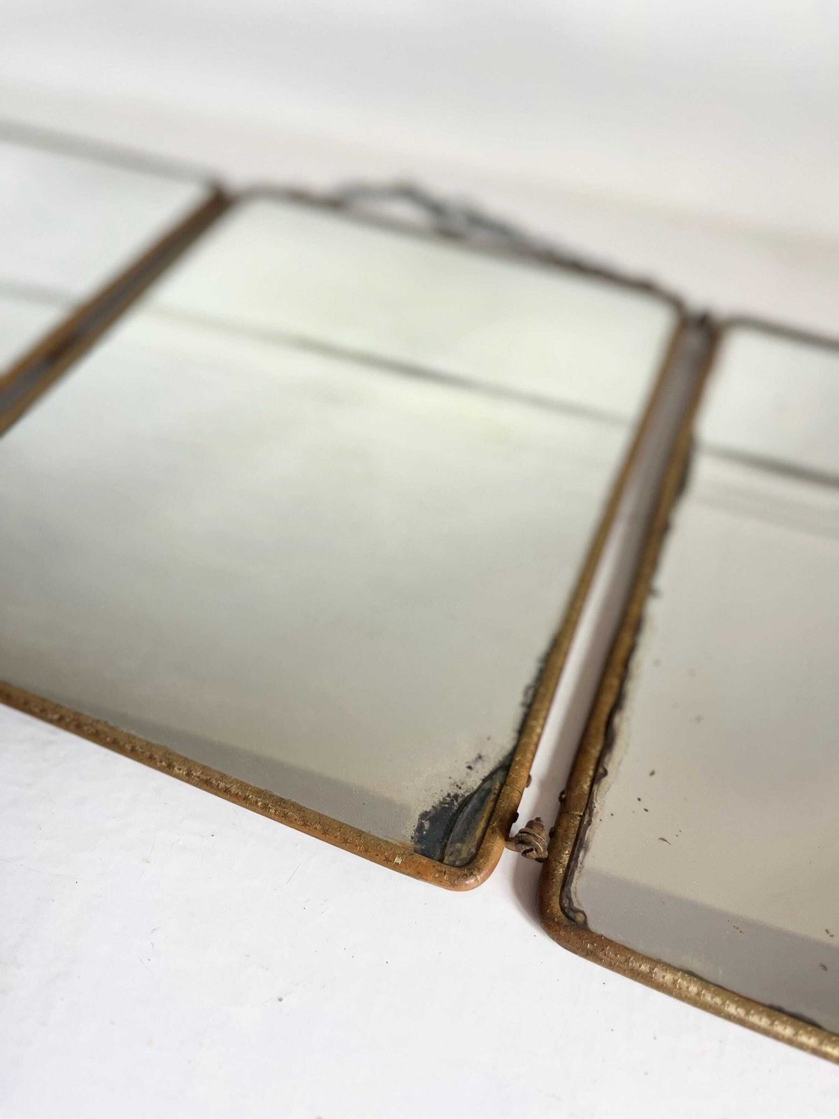 photo furniture Miroir triptyque d'époque français, métal peint et cuir bordeaux