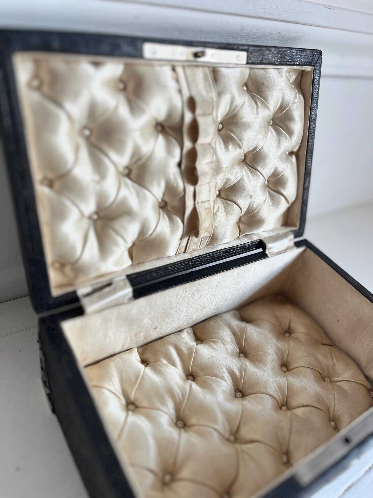 Antique French Jewelry Box,Tufted Silk, Victoria Era photo vinterior
