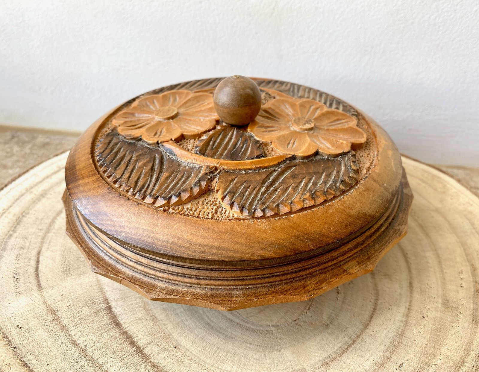 photo furniture Boîte ronde vintage en bois sculpté à la main, boîte à bijoux