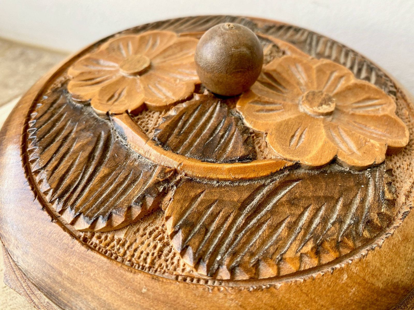 photo for sale Boîte ronde vintage en bois sculpté à la main, boîte à bijoux