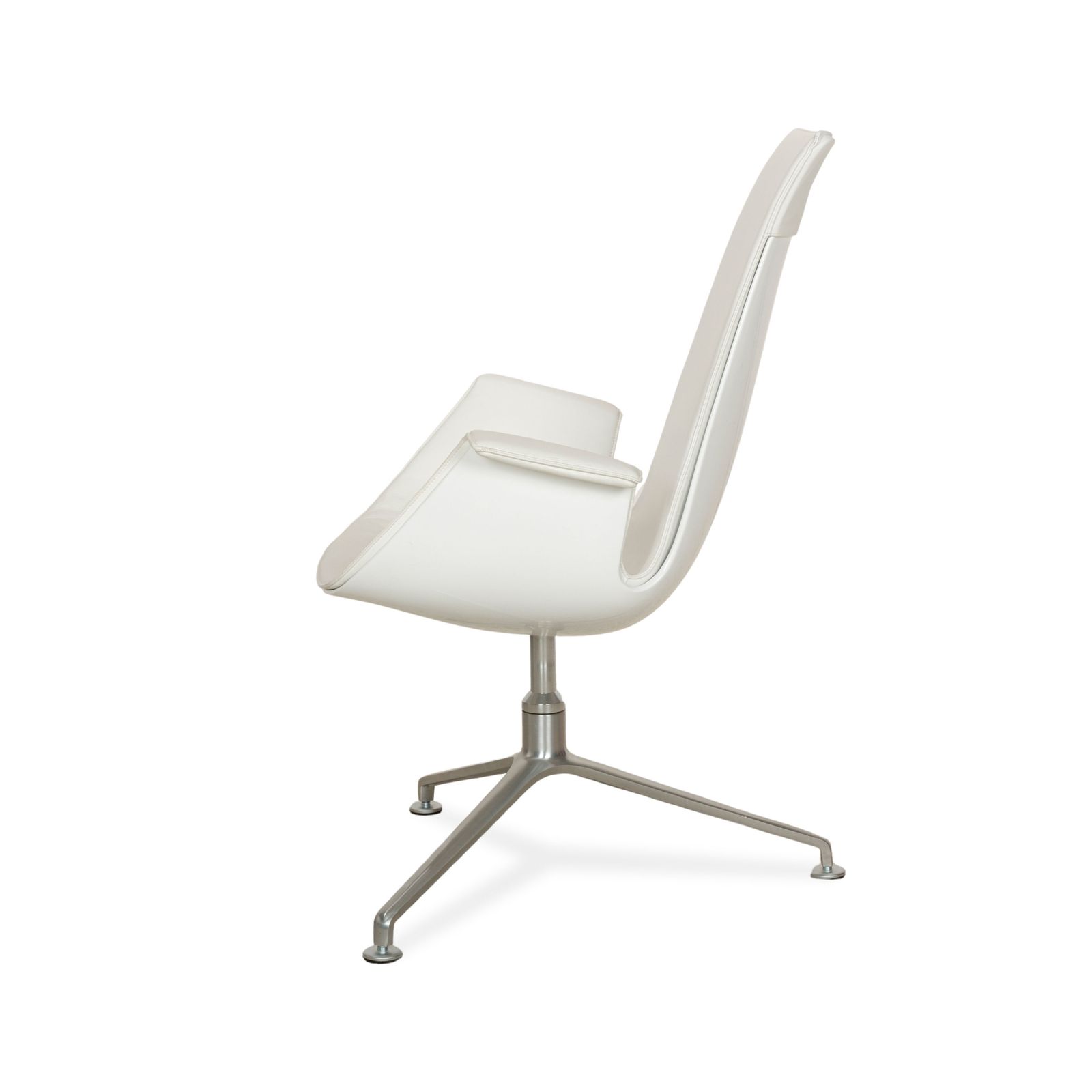 photo furniture Walter Knoll FK fauteuil – wit leer, witte schaal, draaifunctie
