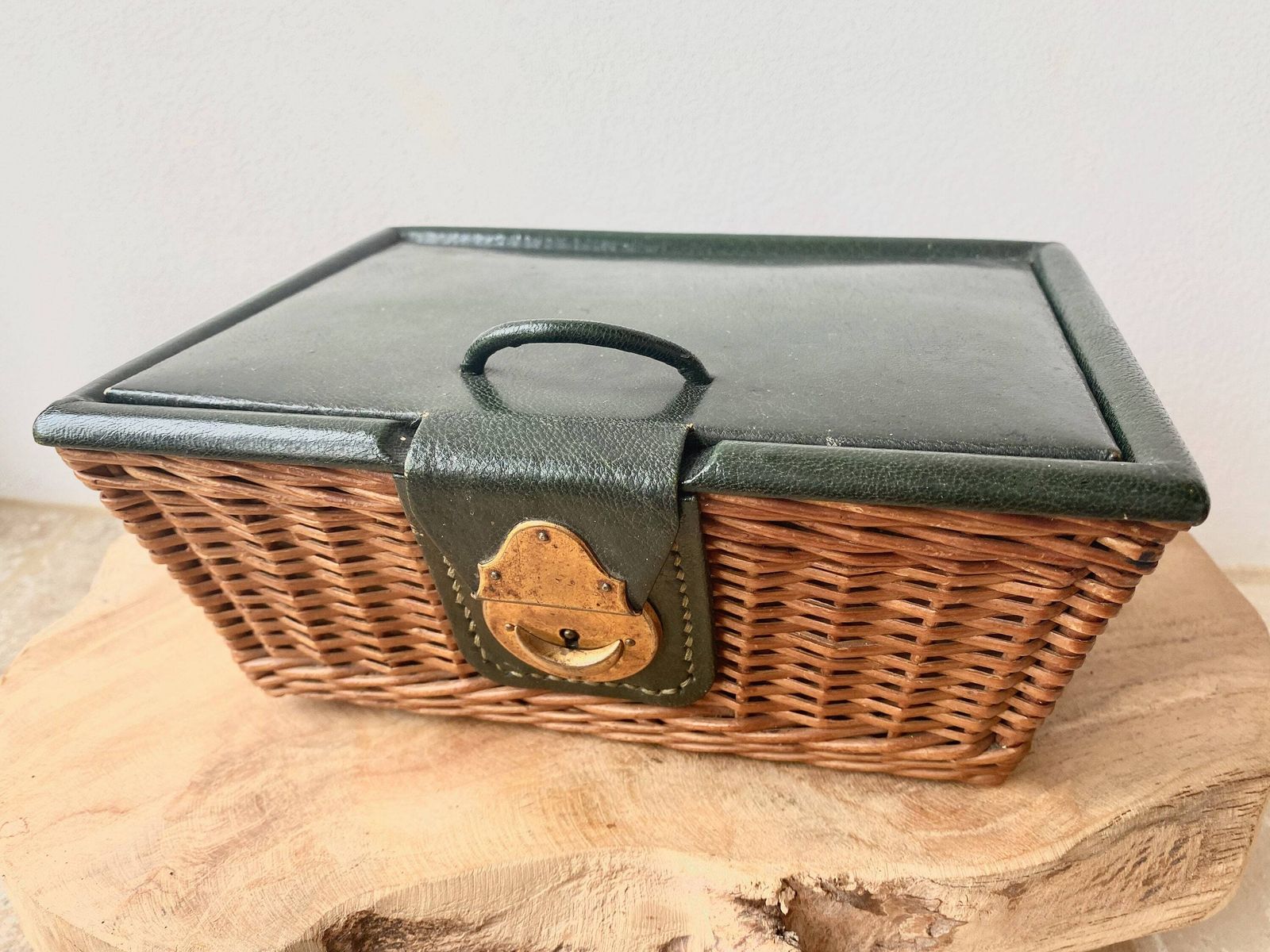 Vintage rotan en zijden juwelendoos / naaidoos