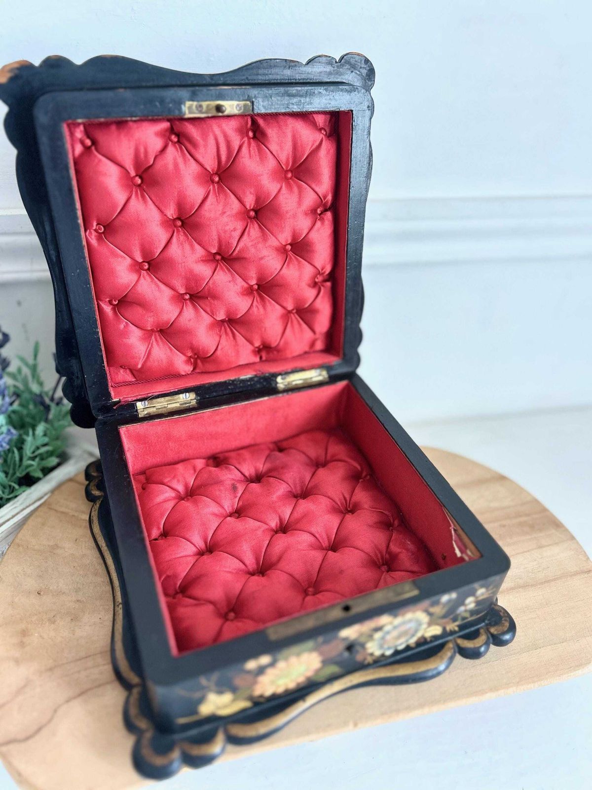 Boîte à bijoux d'époque française peinte à la main, soie capitonnée photo for sale