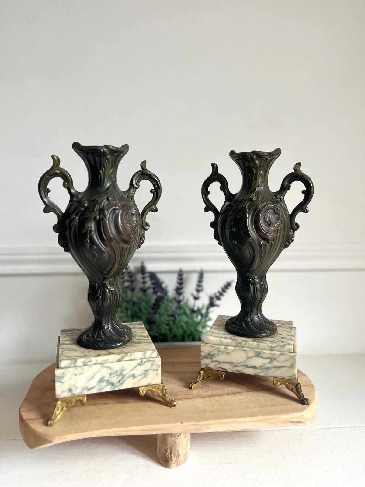 Vases d'époque en régule, socle en marbre, urnes de château photo furniture