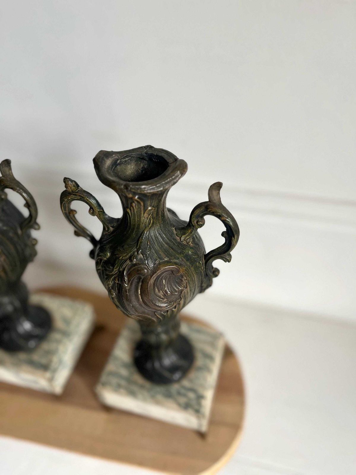 photo furniture Vases d'époque en régule, socle en marbre, urnes de château