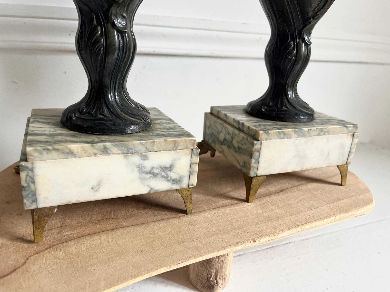 photo for sale Vases d'époque en régule, socle en marbre, urnes de château