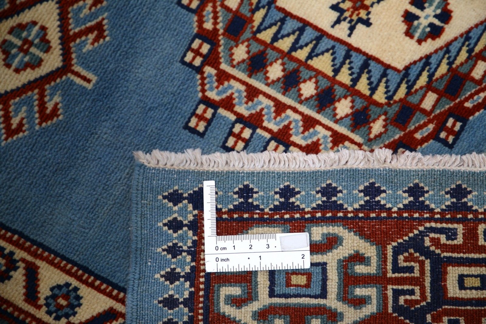 Tapis d'accent en laine noué à la main, bleu clair, rouge et ivoire, de style tribal, 97 x 145 cm photo buy