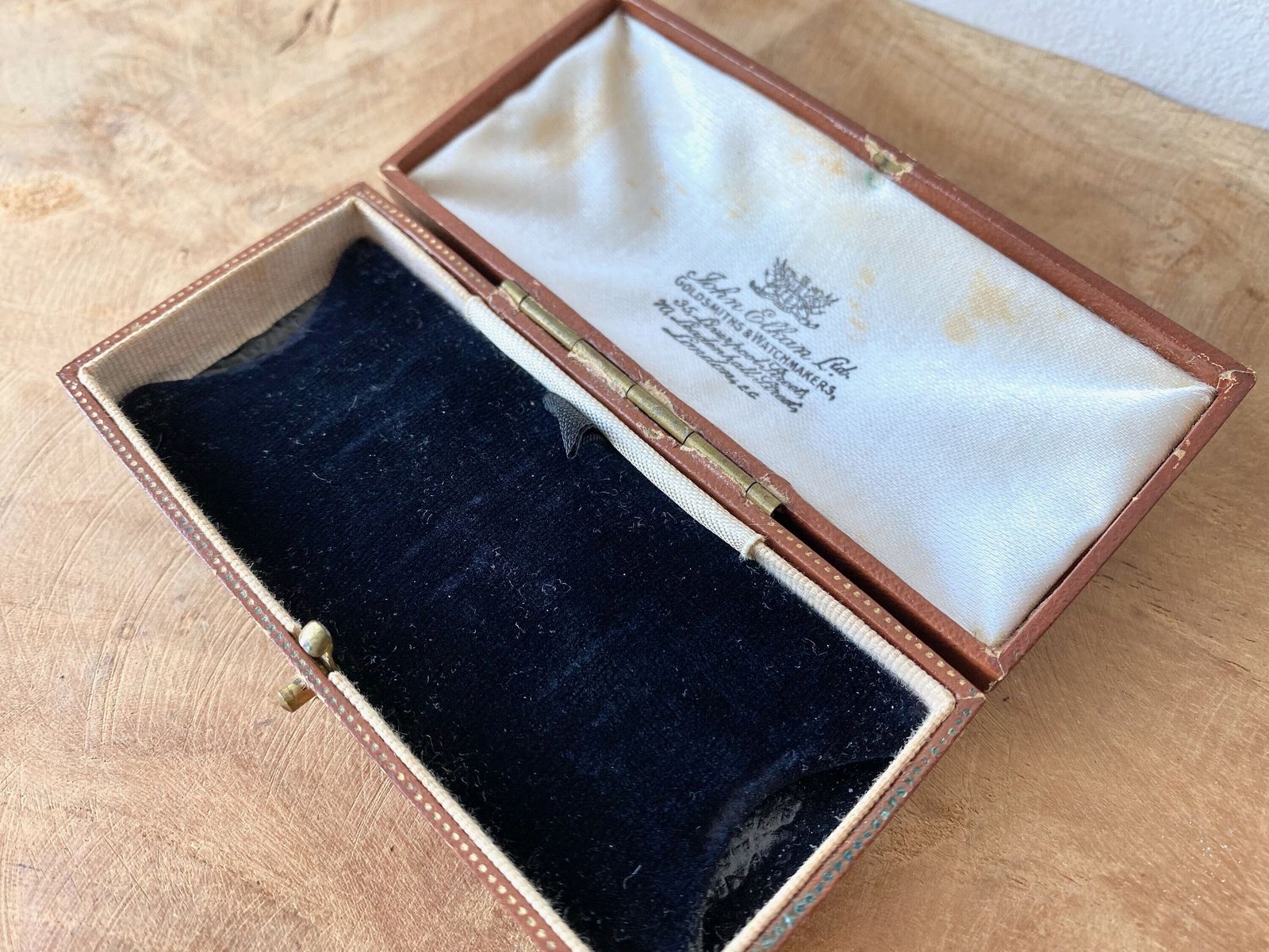 photo furniture Antiek lederen sieradendoosje: Engels horloge- of armbandendoosje