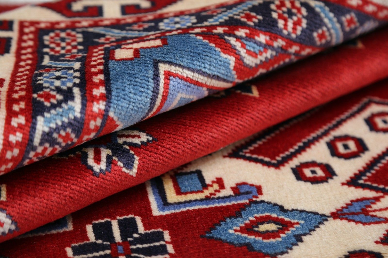 Tapis d'accent tribal noué à la main, rouge, bleu marine, ivoire et bleu clair, 97 x 150 cm photo vinterior