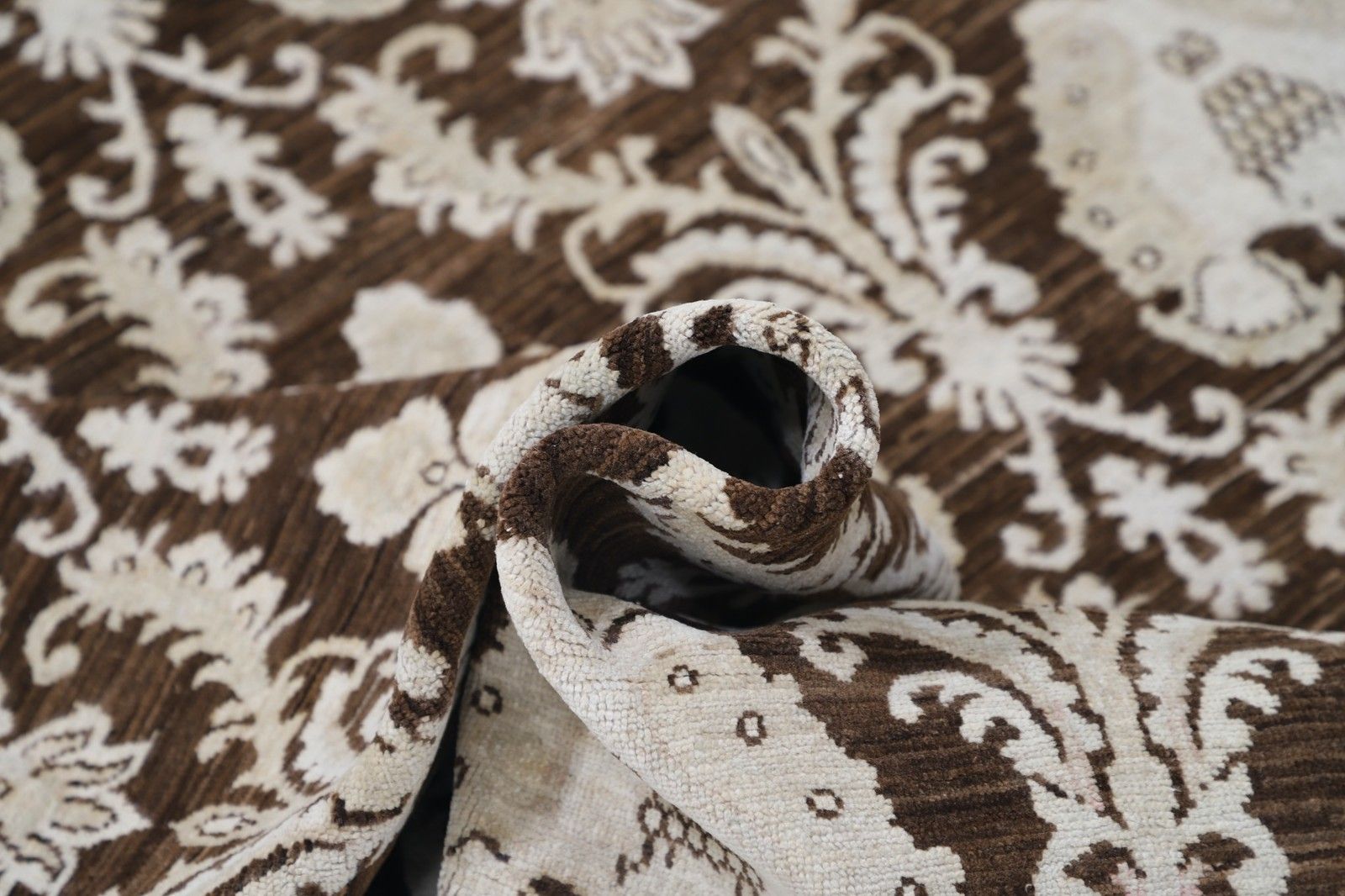 Tapis en laine noué à la main, brun et ivoire, motifs ornementaux traditionnels - 275 x 356 cm photo vinterior