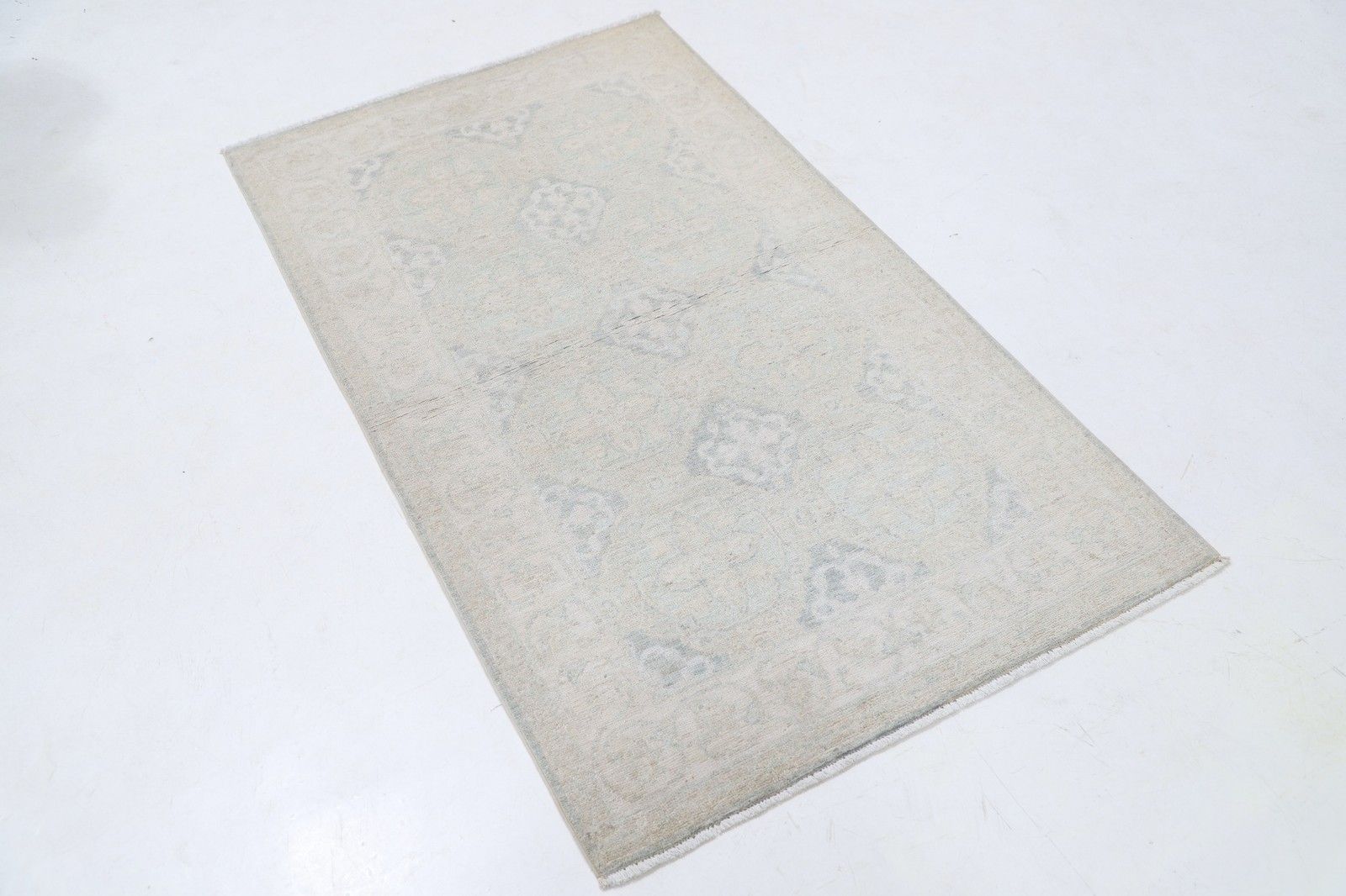 Tapis d'appoint traditionnel noué à la main, beige, 92 x 158 cm. Revêtement de sol en laine photo furniture