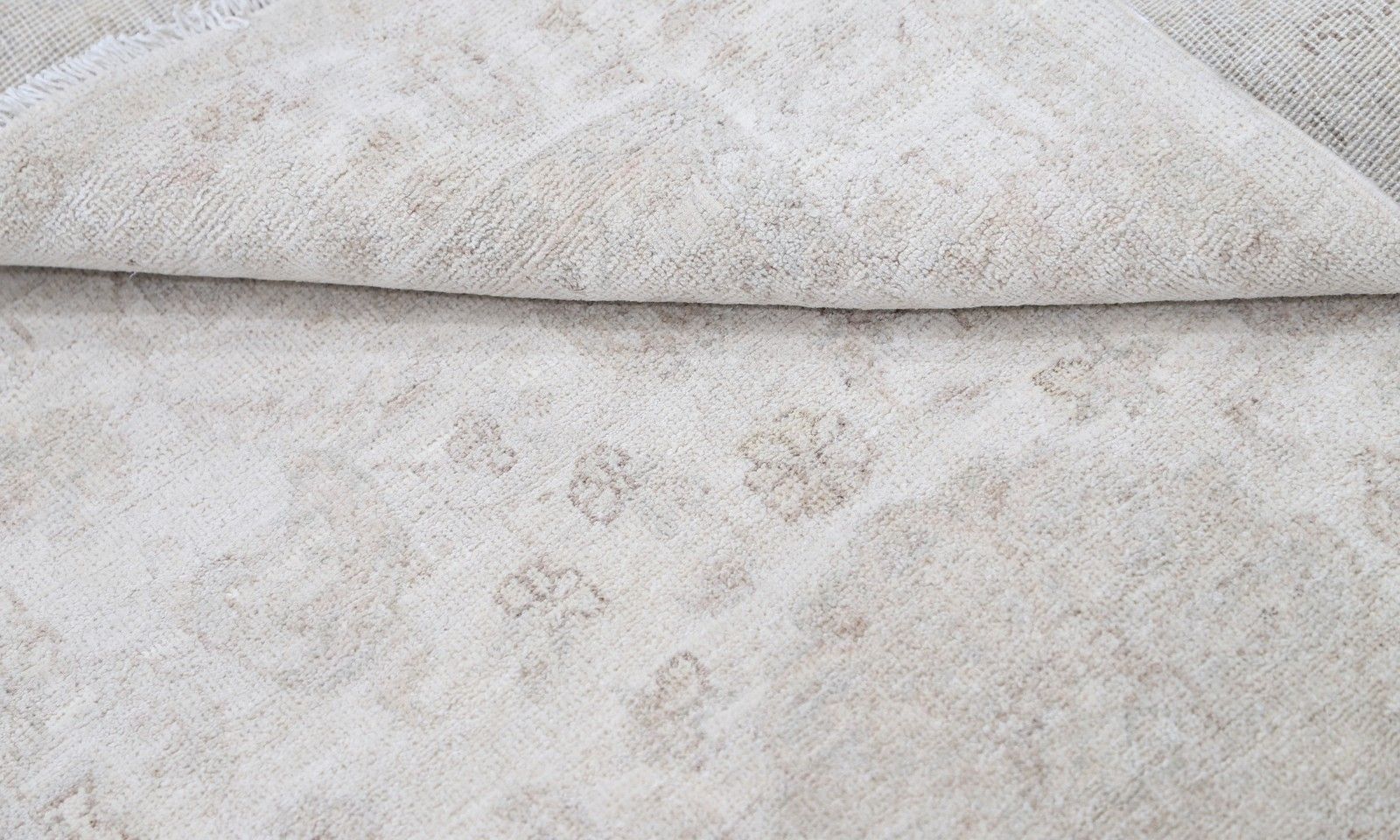 3,3x5 Ft Handgeknoopt Beige Oushak Vloerkleed Met Allover Bloemmotief. 100% Wol photo Textiel