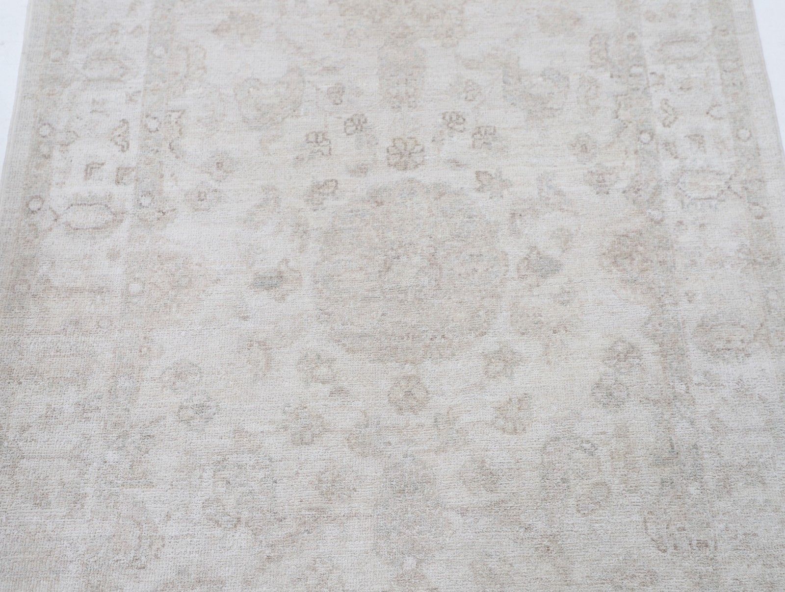 3,3x5 Ft Handgeknoopt Beige Oushak Vloerkleed Met Allover Bloemmotief. 100% Wol photo vinterior
