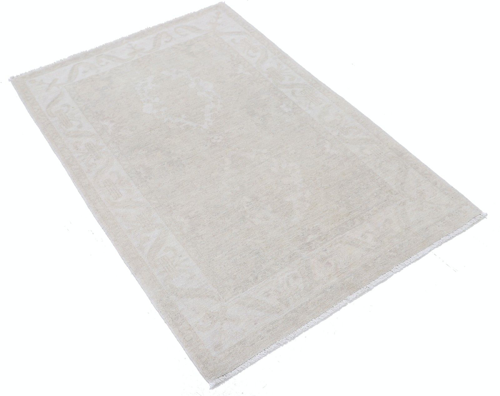 Tapis Oushak beige noué à la main, motif floral sur l'ensemble du tapis, 97 x 140 cm. 100 % laine photo furniture