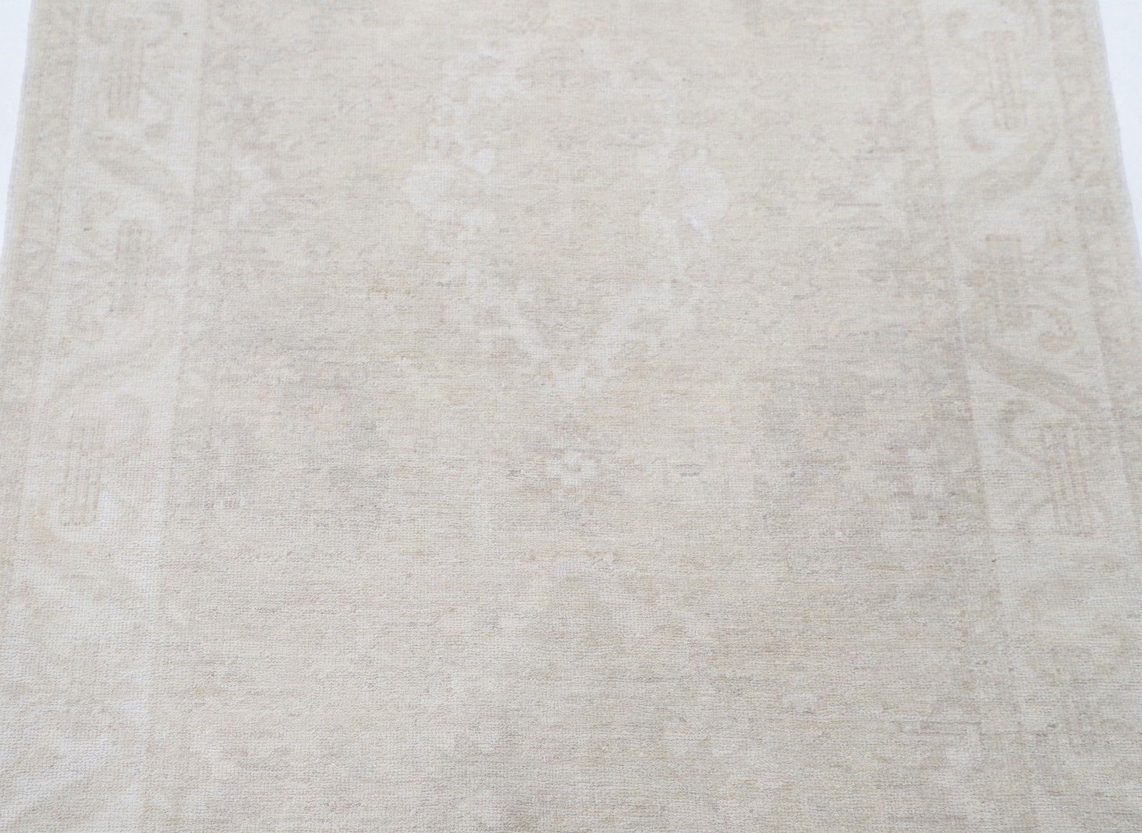 Tapis Oushak beige noué à la main, motif floral sur l'ensemble du tapis, 97 x 140 cm. 100 % laine photo for sale