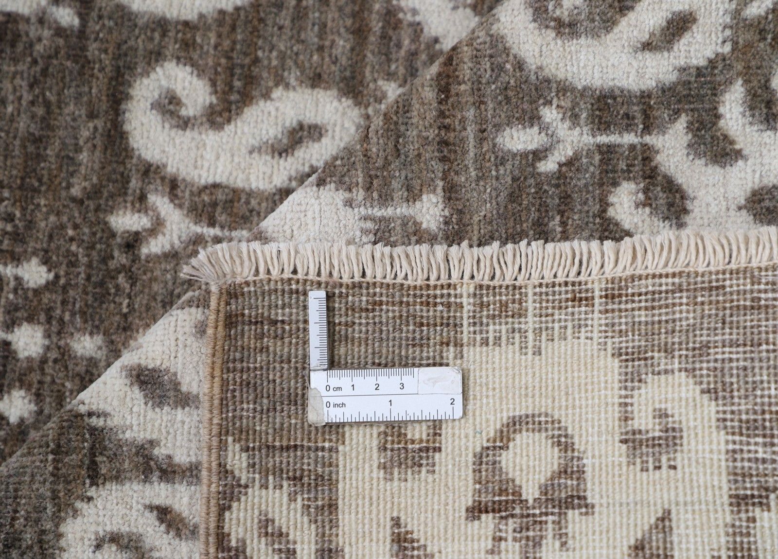 Tapis noué à la main, motif ornemental traditionnel, coloris taupe et ivoire, 183 x 262 cm photo vinterior