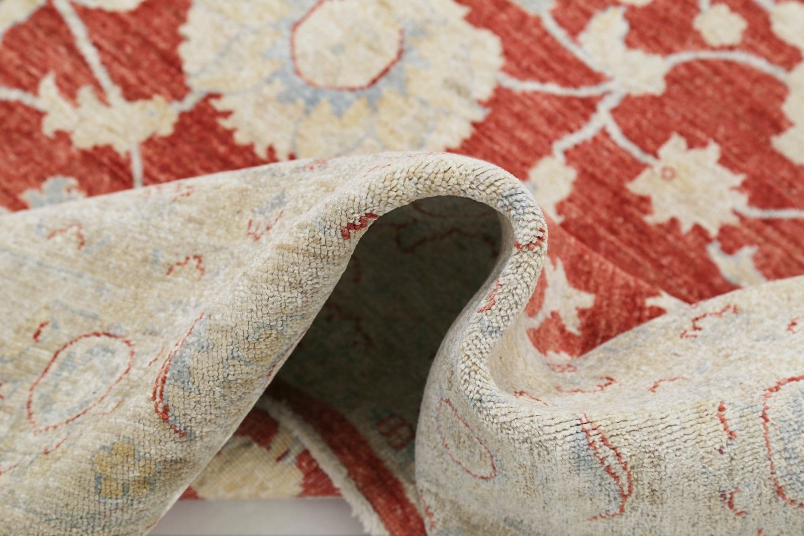 Tapis Oushak floral noué à la main, champ rouge et bordure ivoire, 2,34 x 3,31 m photo vinterior