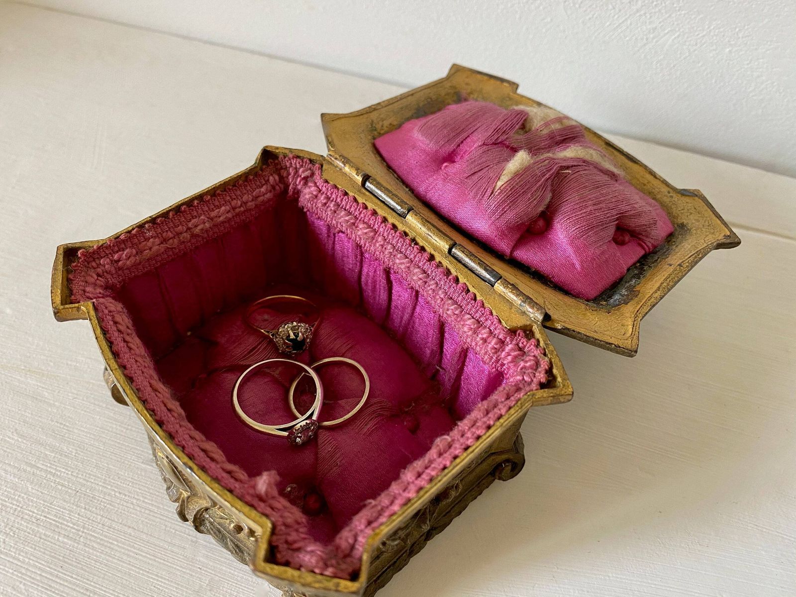photo furniture Boîte à bijoux d'époque en régule, Napoléon III, intérieur en soie capitonnée