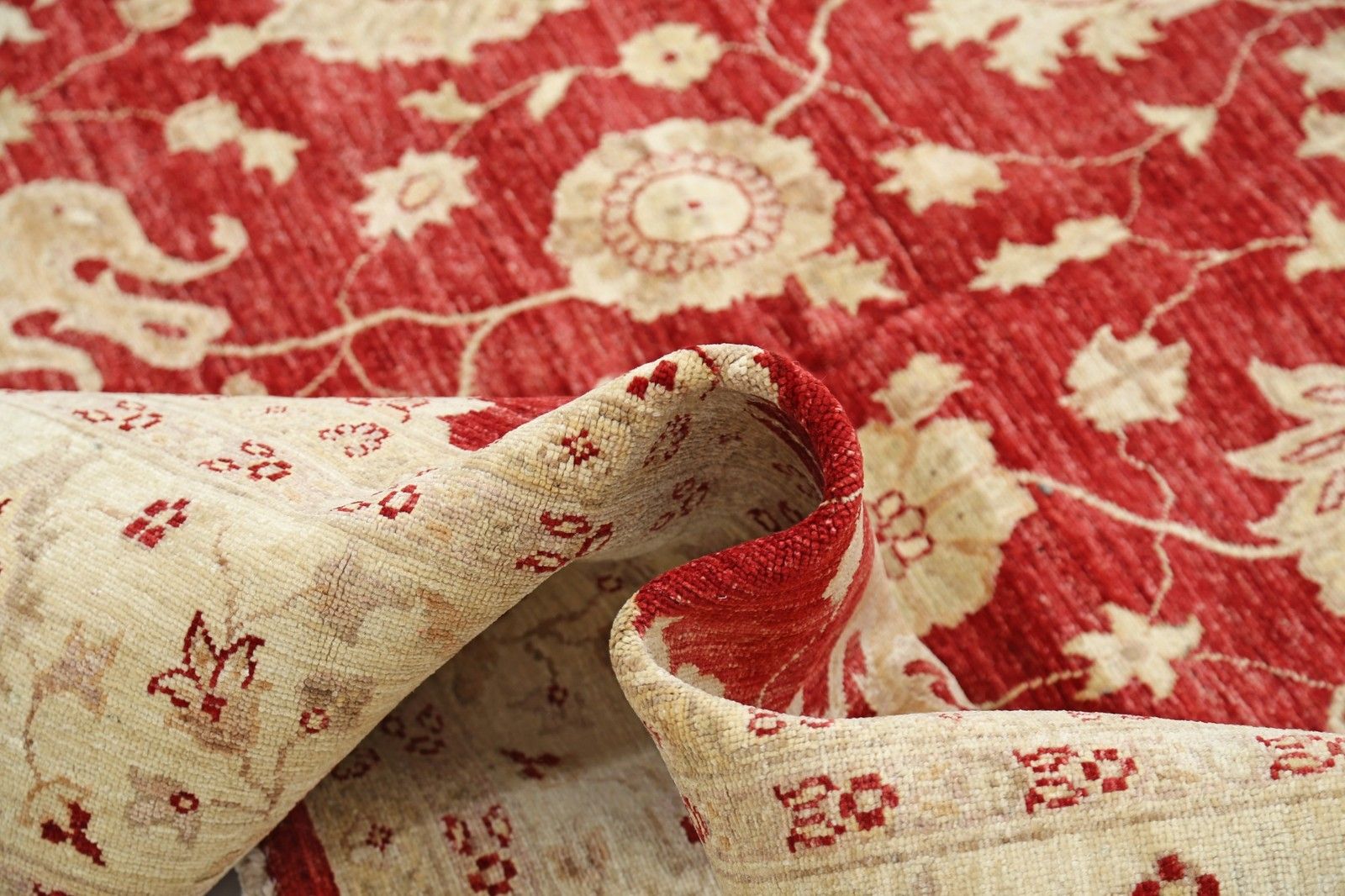 Tapis de sol turc noué à la main, motif floral, fond rouge et bordure ivoire, 2,39 x 3,13 m photo vinterior